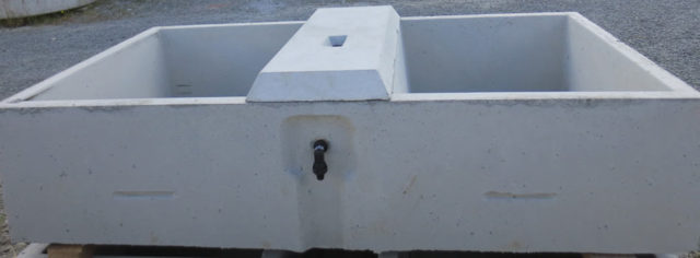 Double chamber trough with lid