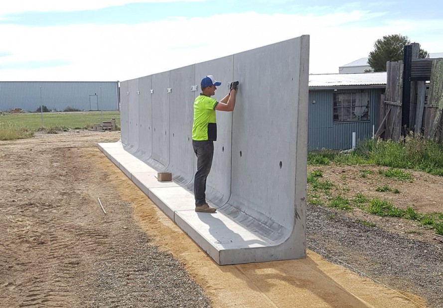 Wade L-Block's Egineered Self-Supporting Retaining Wall (12)